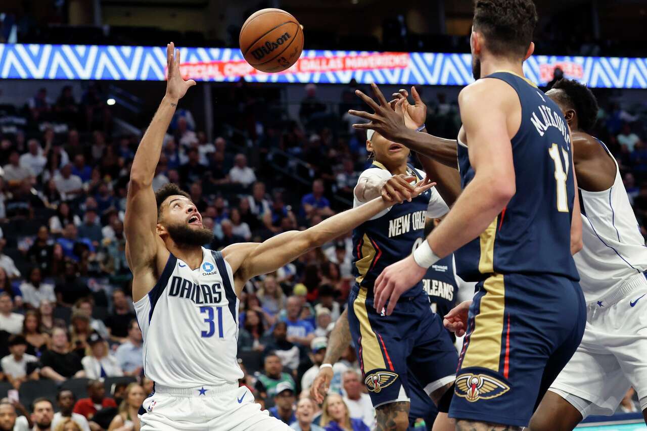 Dallas Mavericks waive two guards ahead of Monday roster deadline