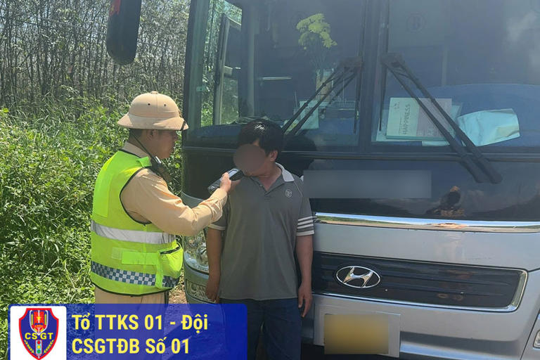 CSGT Gia Lai xử lý tài xế xe khách vượt ẩu trên Quốc lộ 14