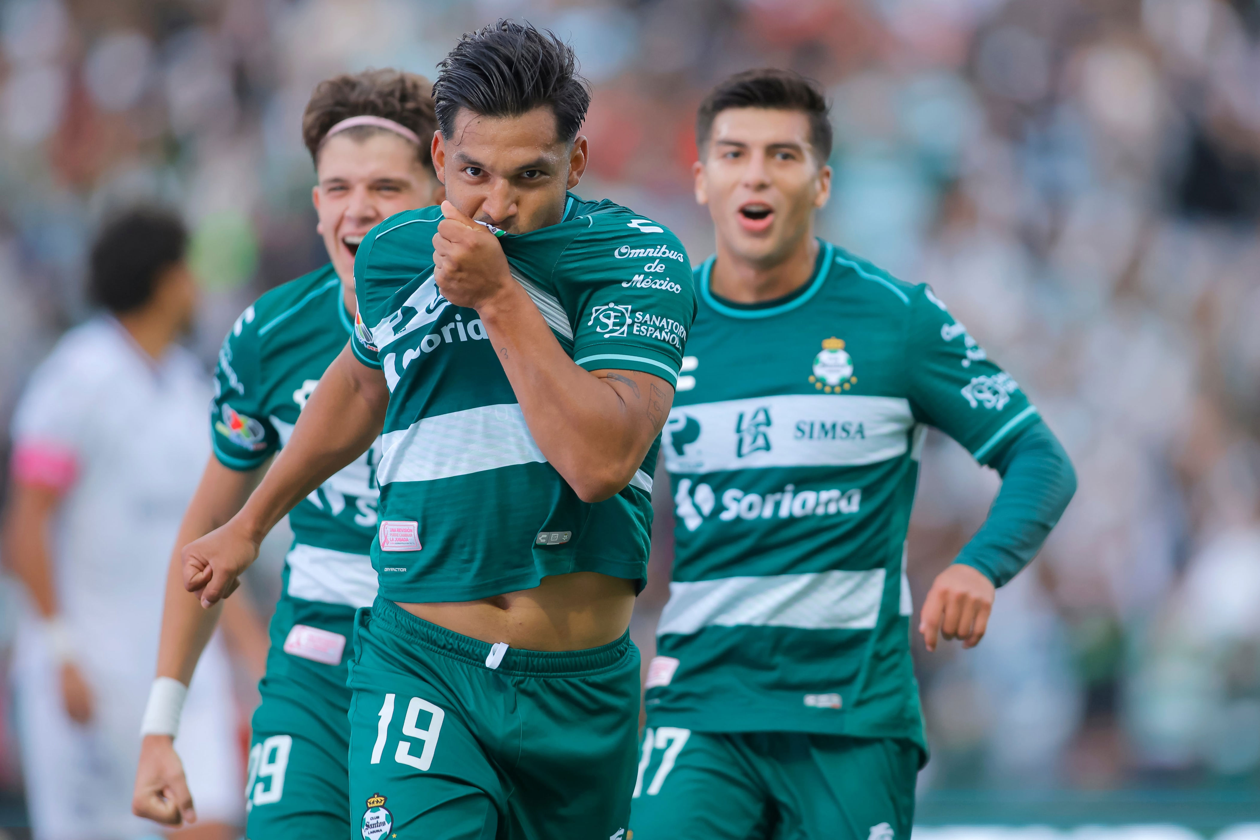 Santos Laguna golea a Querétaro; suma su quinta victoria consecutiva