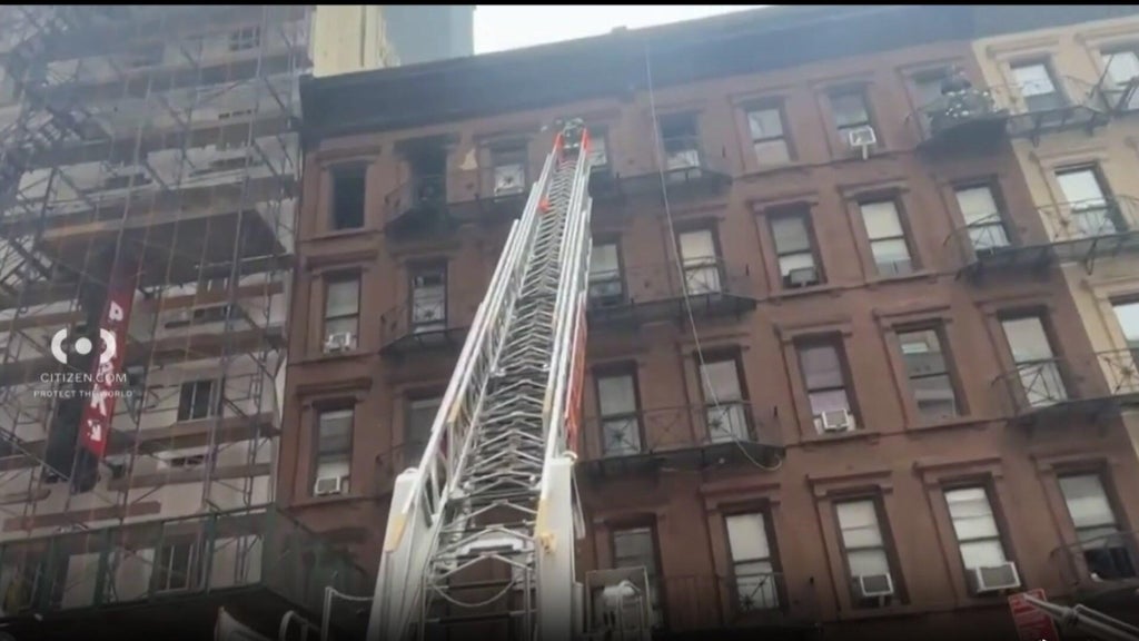 1 dead in Manhattan apartment building fire, officials say