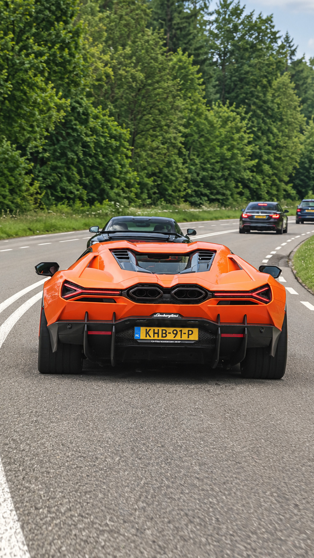 Lamborghini trekt snel op tijdens een rit met hoge toeren