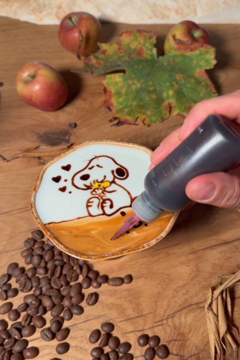 Adorable Snoopy and Woodstock latte art