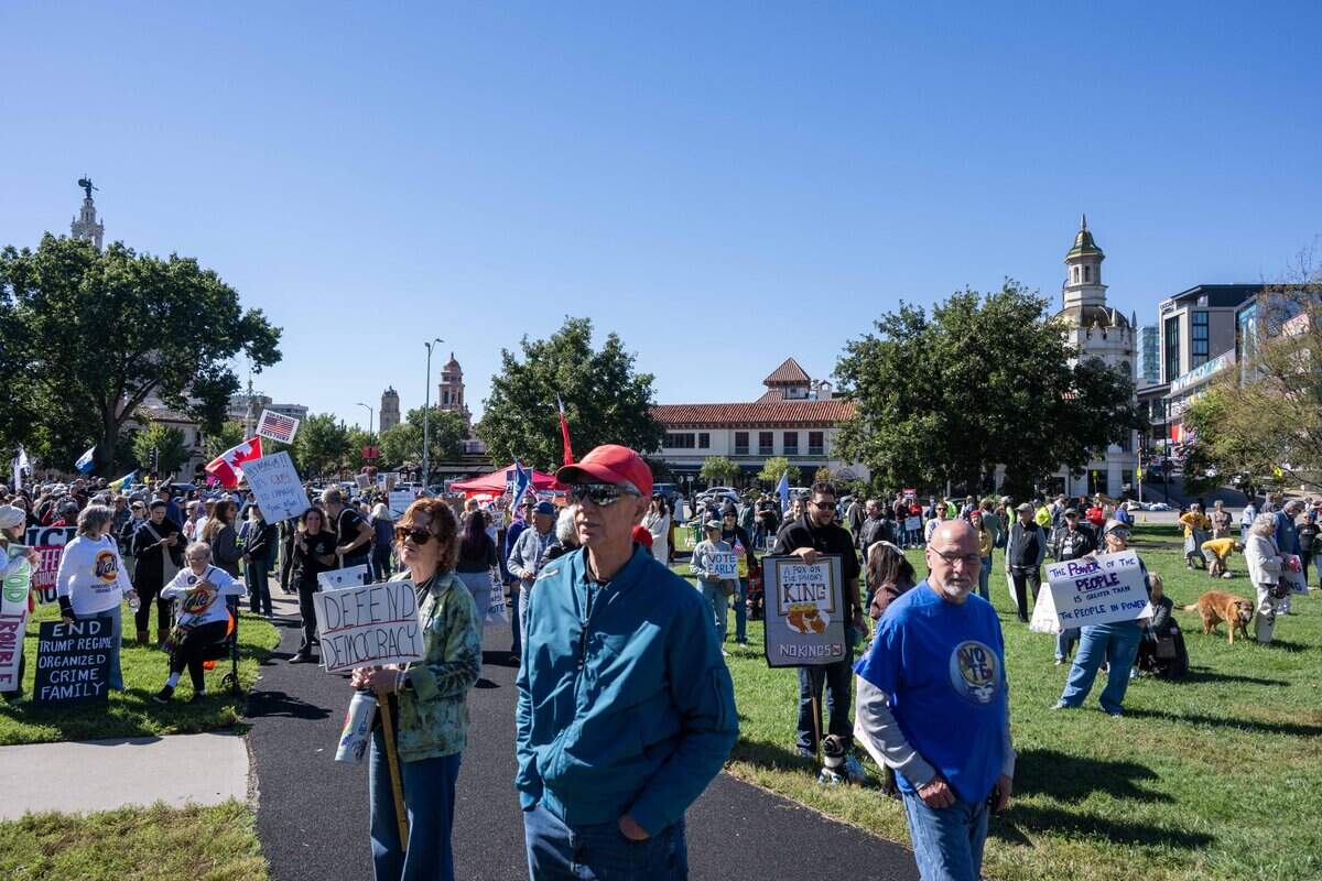 No Kings protest in Kansas City rallies against Trump, pushes for early ...