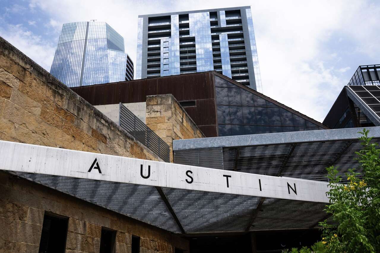 Austin requires contractors to pay a living wage. The city isn't always checking, audit says
