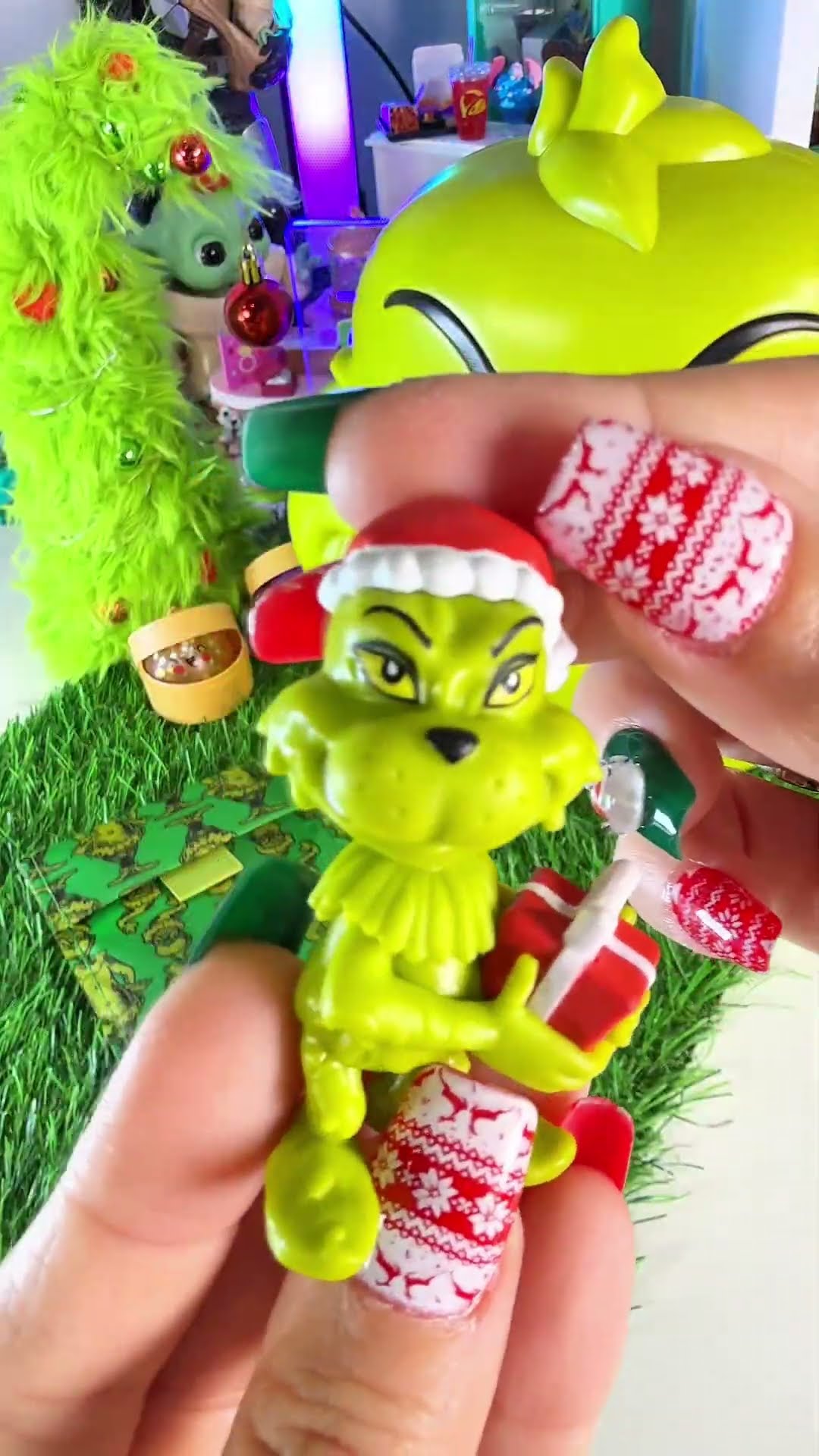 The Grinch Jumbo Mystery Capsule - Lets open another one! Same things ...