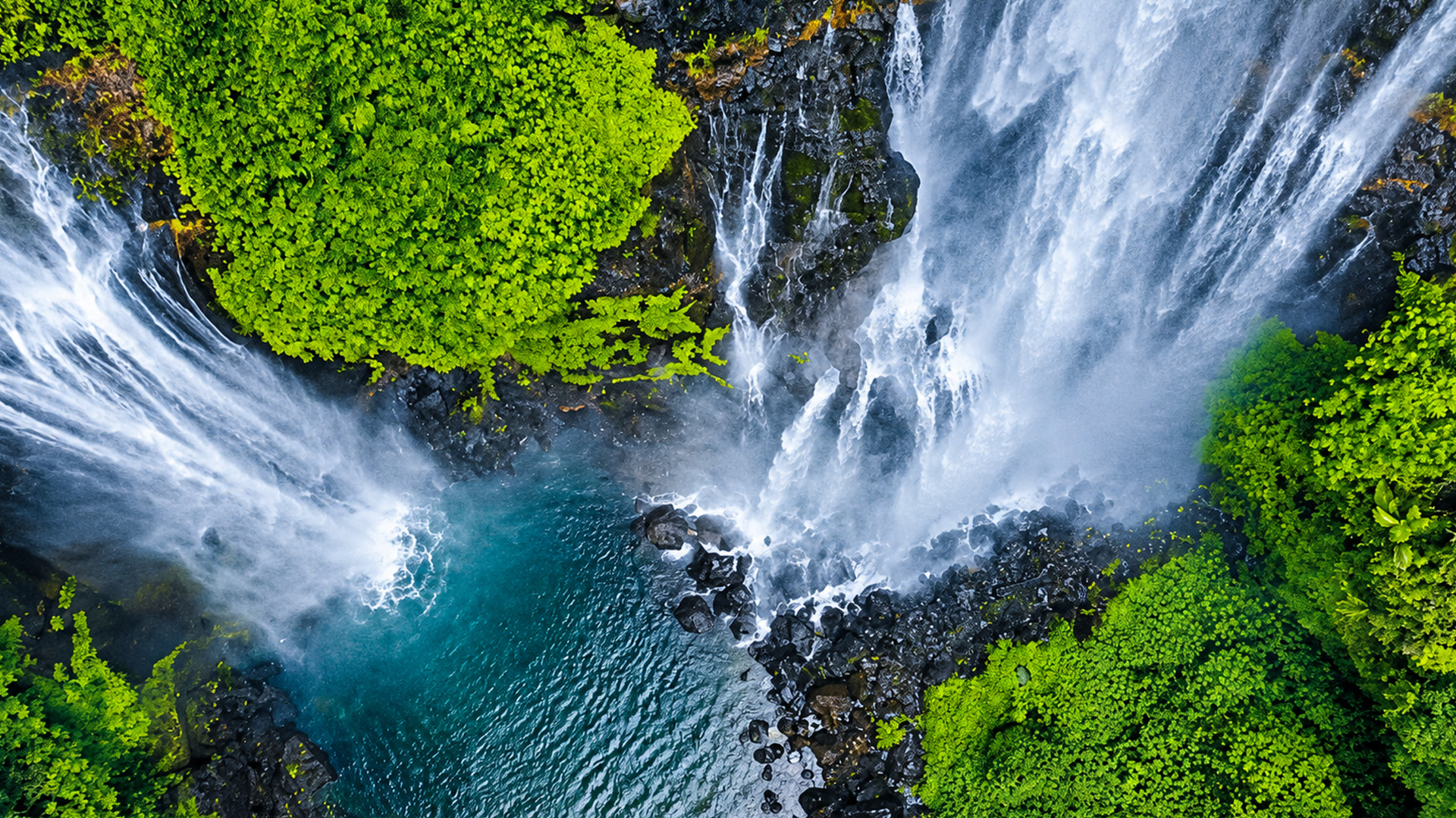 Perché due cascate scorrono una accanto all'altra?