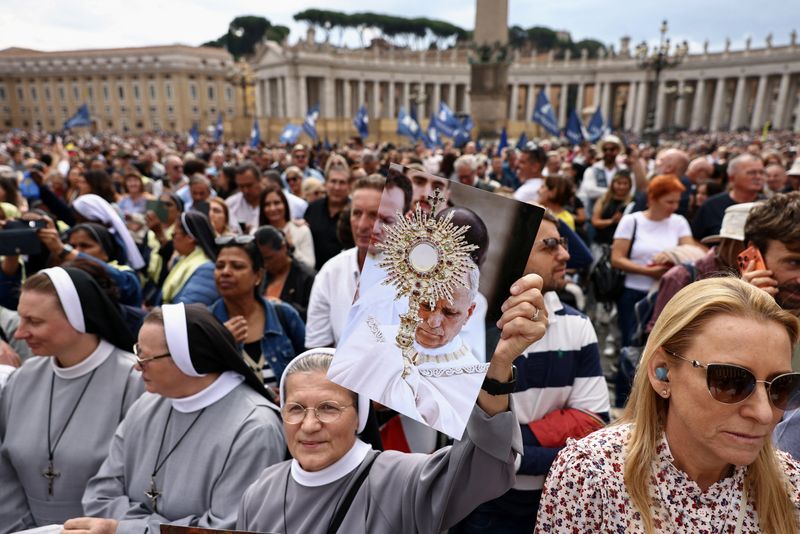 Faithful wait in St. Peter's Square before Pope Leo leads the Angelus prayer from a window of the Apostolic Palace, following his discharge from hospital after surgery for lung cancer, at the Vatican, October 18, 2026. REUTERS/Matteo Minnella