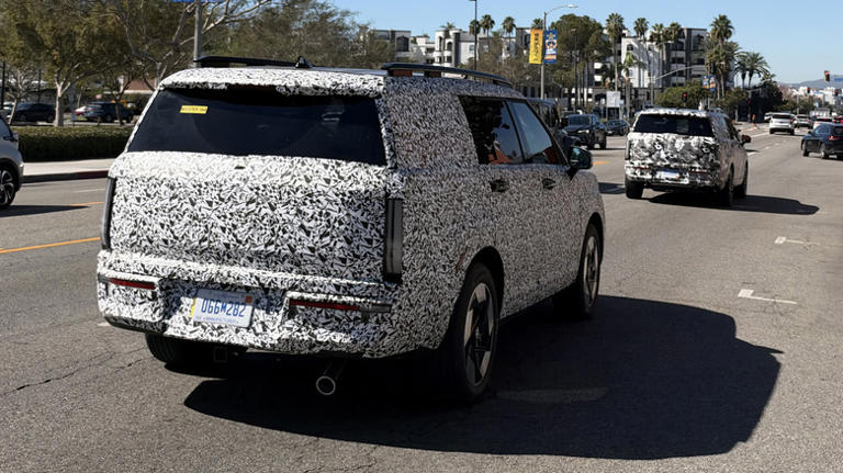 We spied the facelifted Santa Fe that will be Hyundai's first range ...