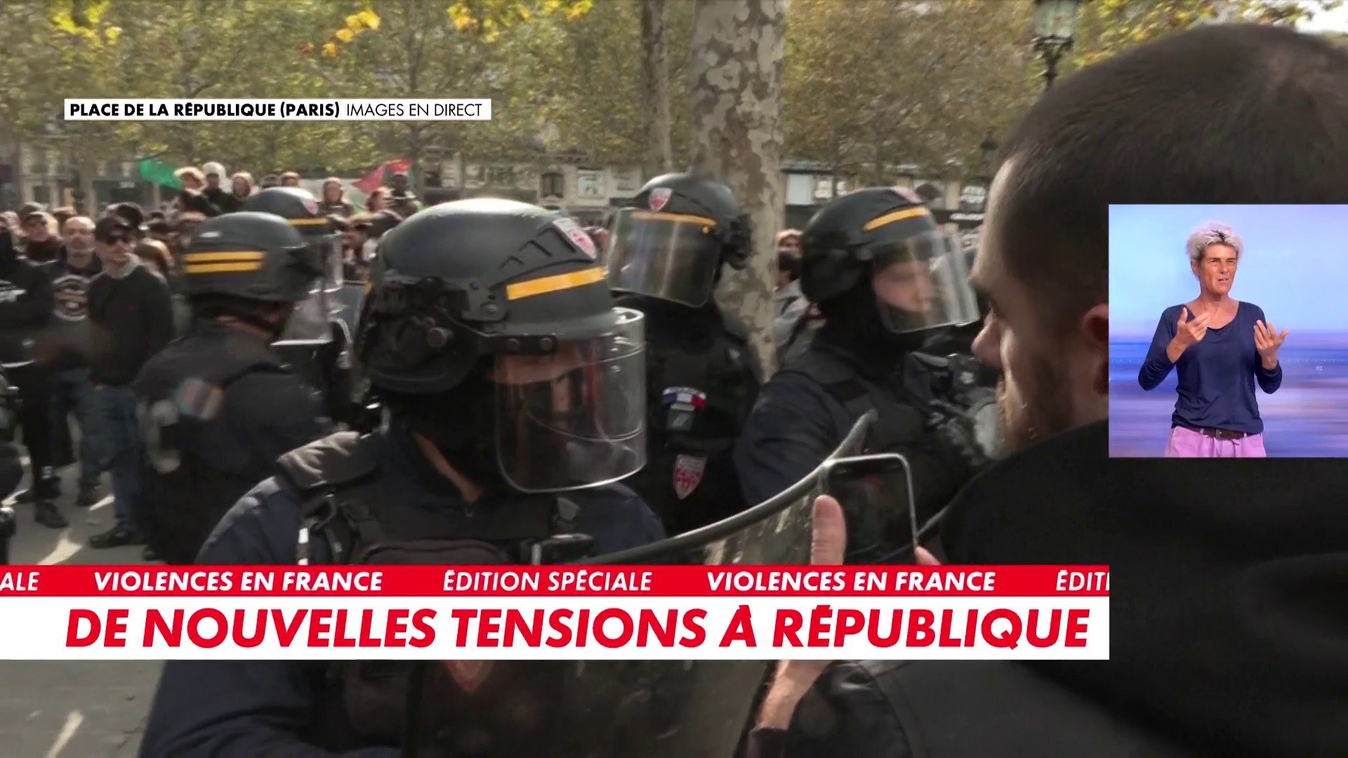 Echange tendu entre un manifestant et les CRS place de la République