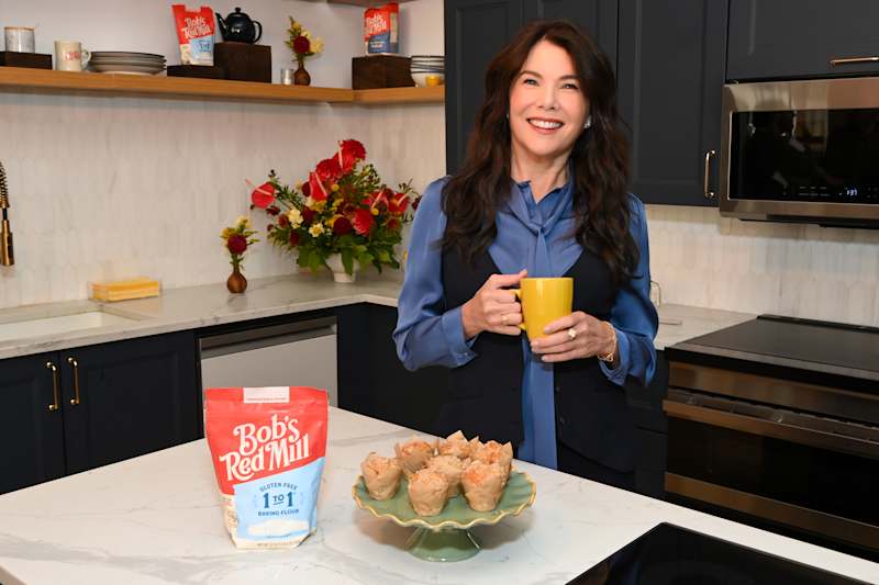 Gilmore Girls star Lauren Graham shares the famous banana muffin recipe ...