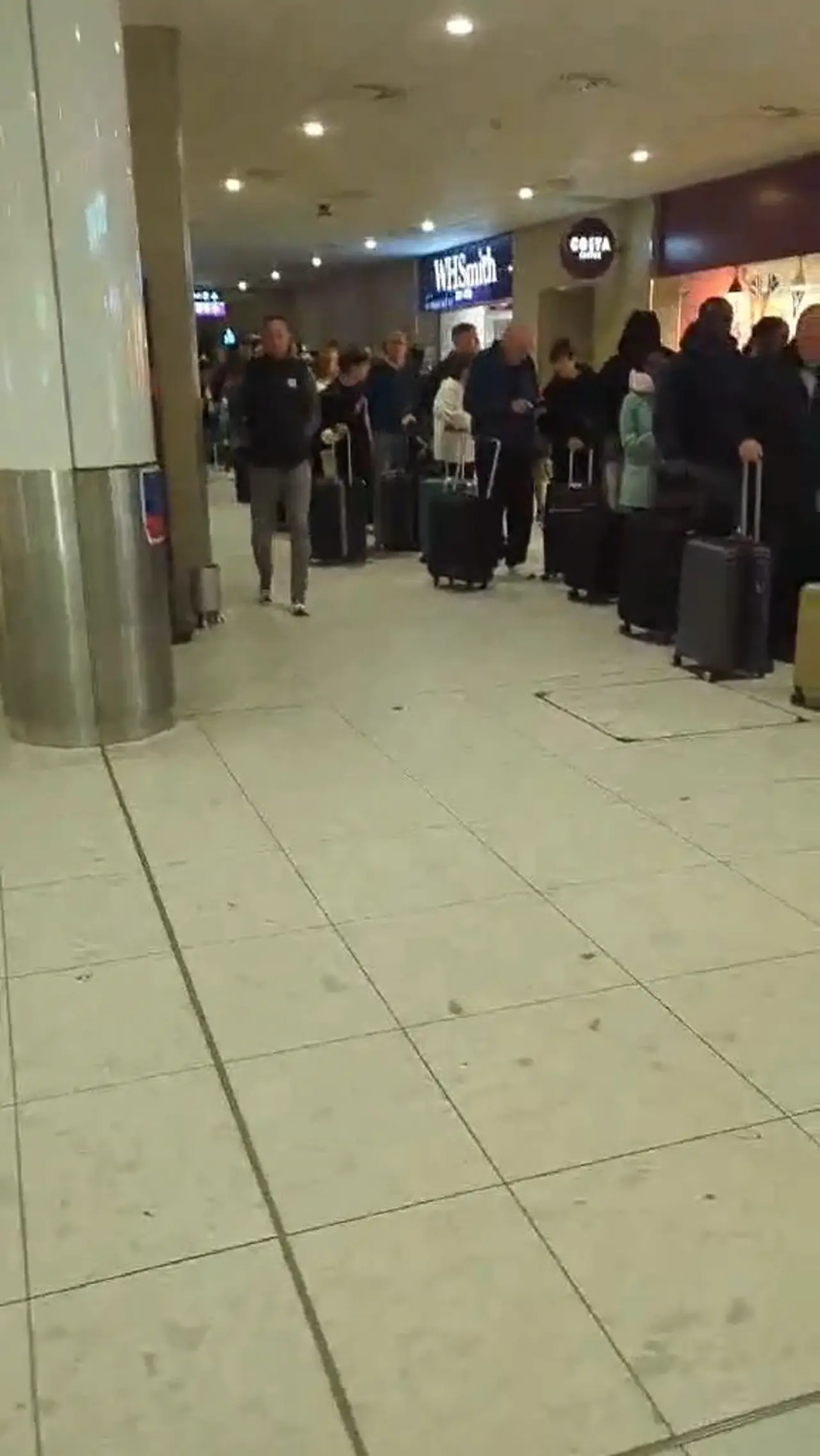 Long queues at Edinburgh Airport after short outage of baggage system