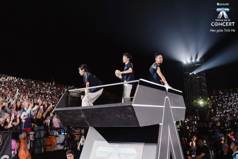 Cơn mưa không thể cản 40.000 người đu concert