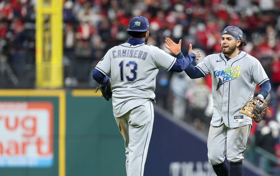 Rays exploit Guardians' errors to tie ALCS 2-2