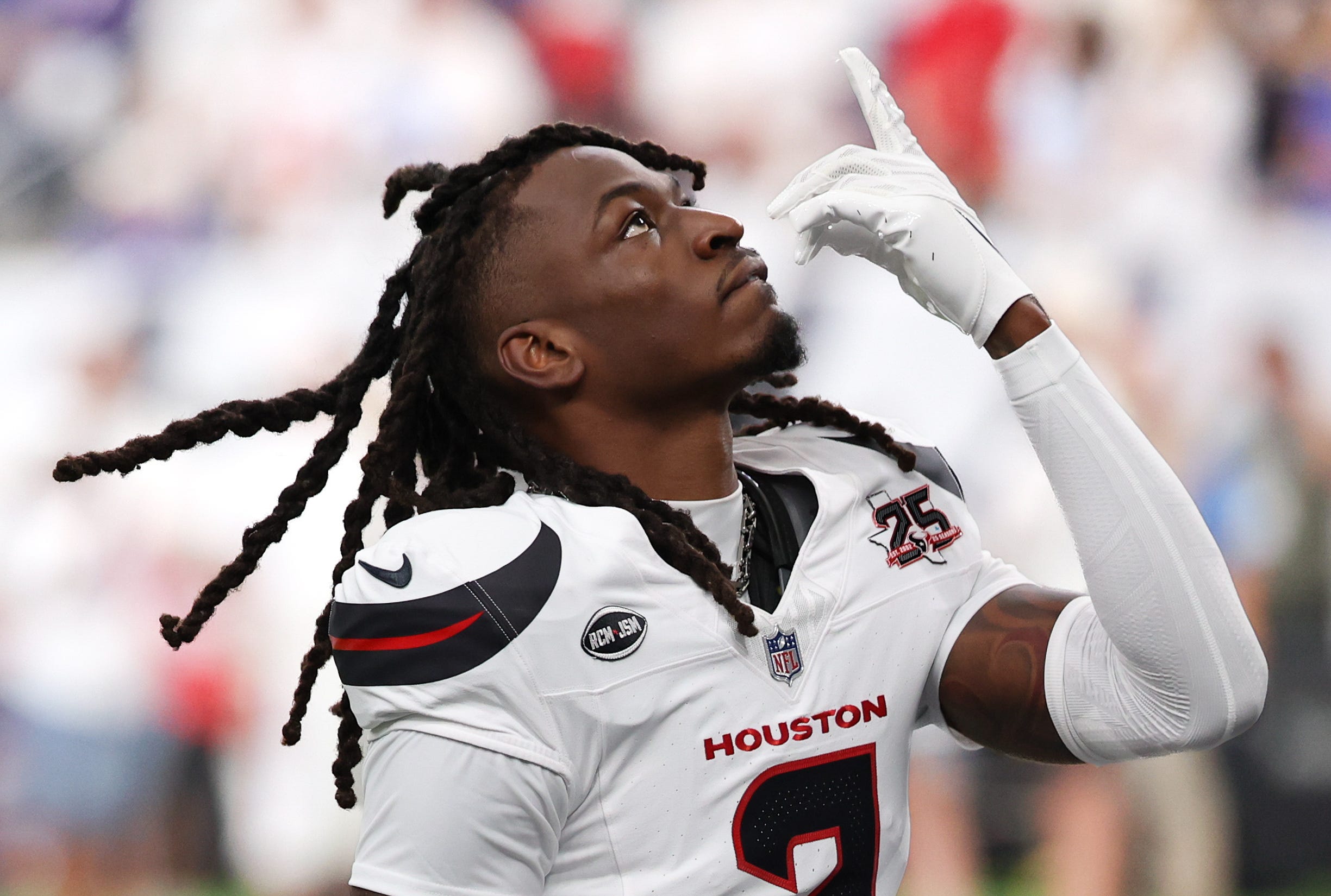 Watch: Texans S Calen Bullock gets first INT of season in red zone