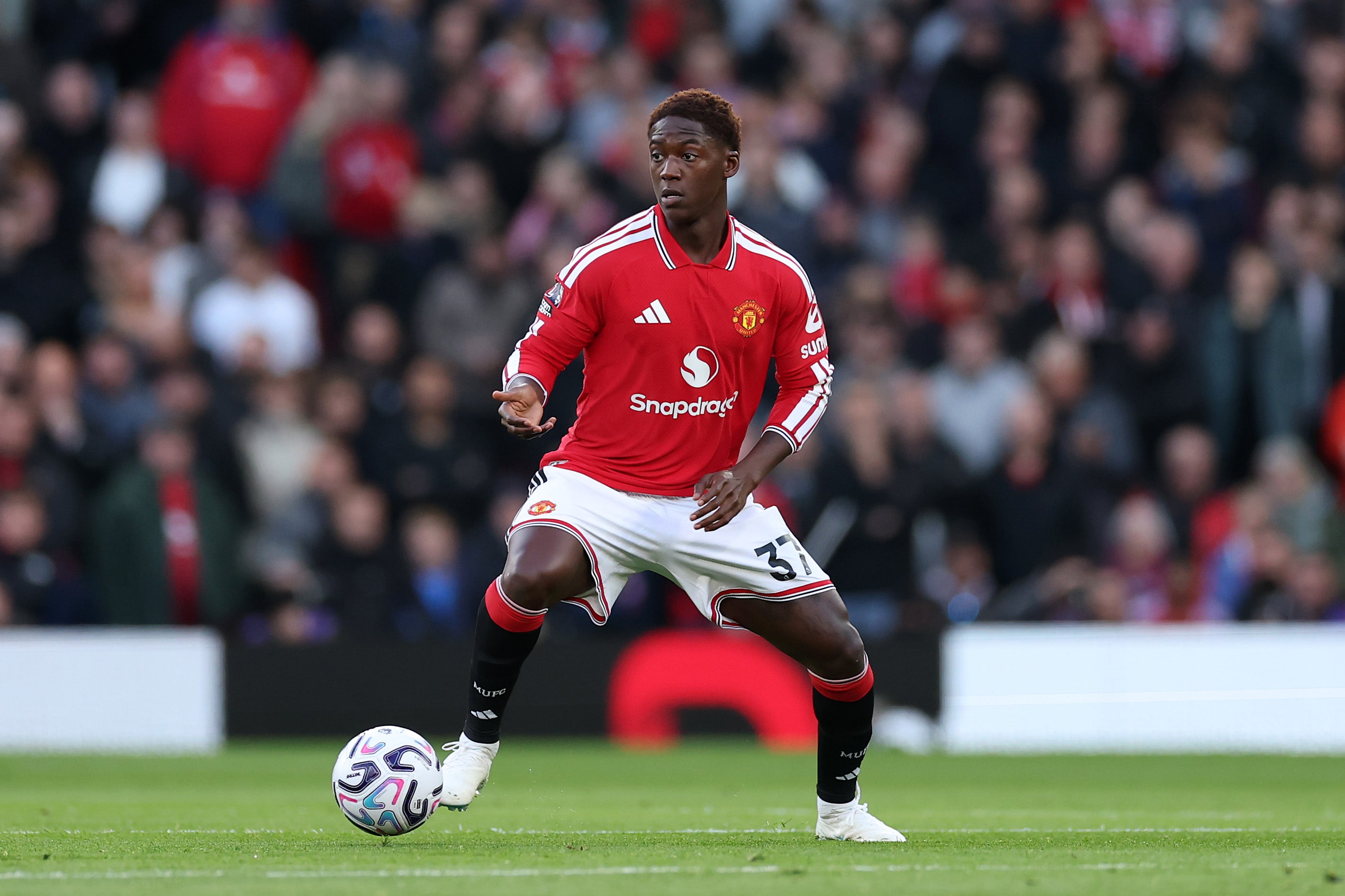 Man United earn tense draw with Leeds in crunch Premier League clash