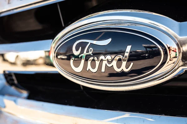 Ford’s $29,945 pickup looks like the deal everyone wanted—too bad you ...