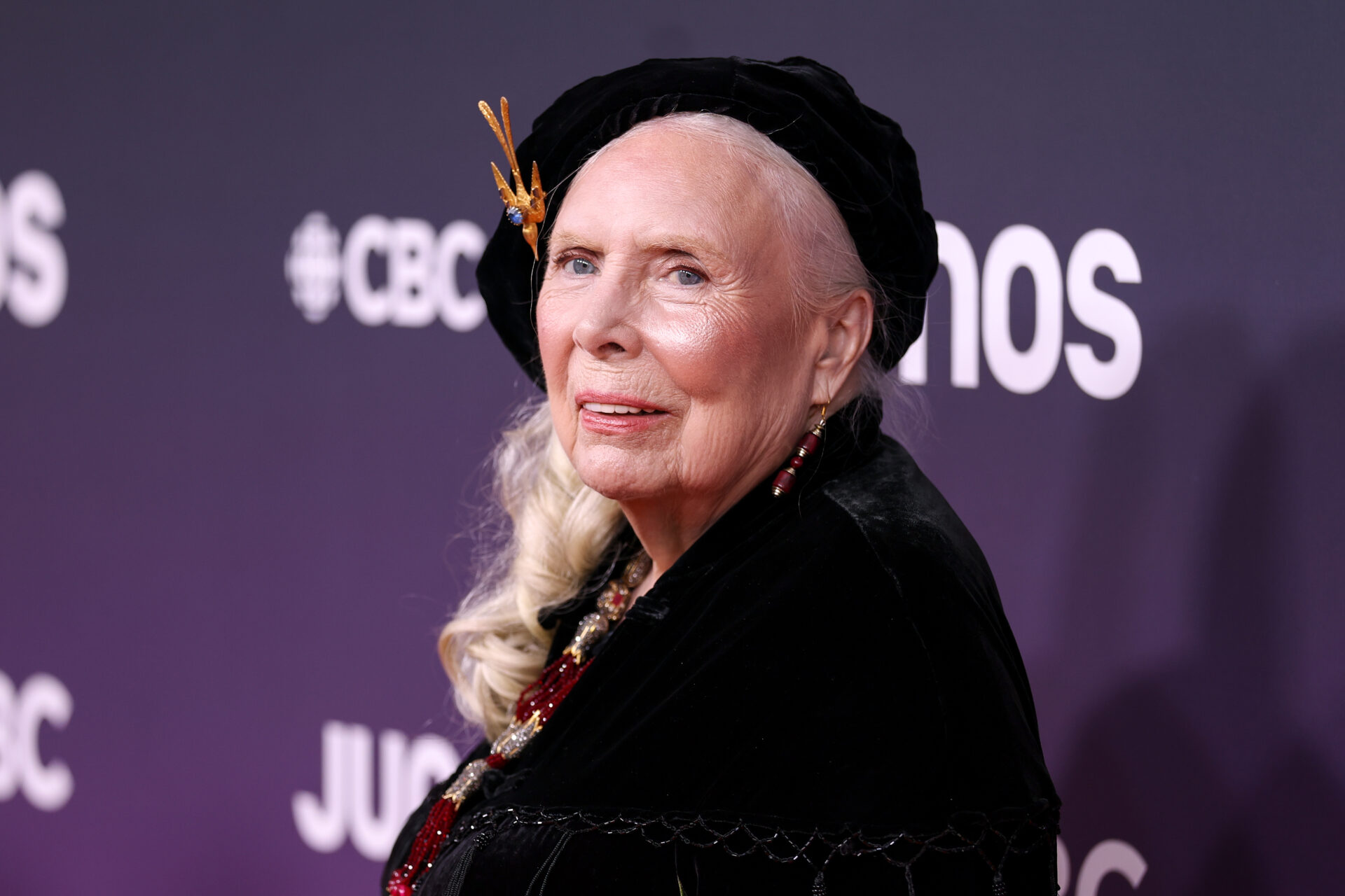 Op 82-jarige leeftijd zet Joni Mitchell een verrassende nieuwe stap in ...