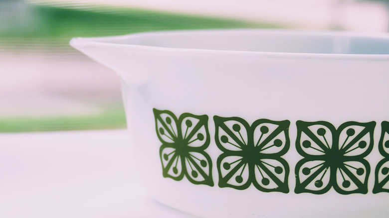 The Ultra-Rare Holiday Pyrex Pattern Collectors Fantasize Of Finding At ...