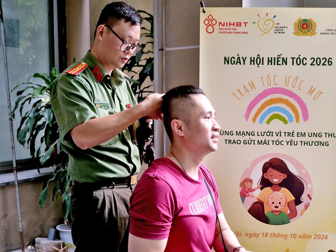 Từ bé 9 tuổi đến người đàn ông 42 tuổi cùng hiến tóc tặng bệnh nhân ung thư