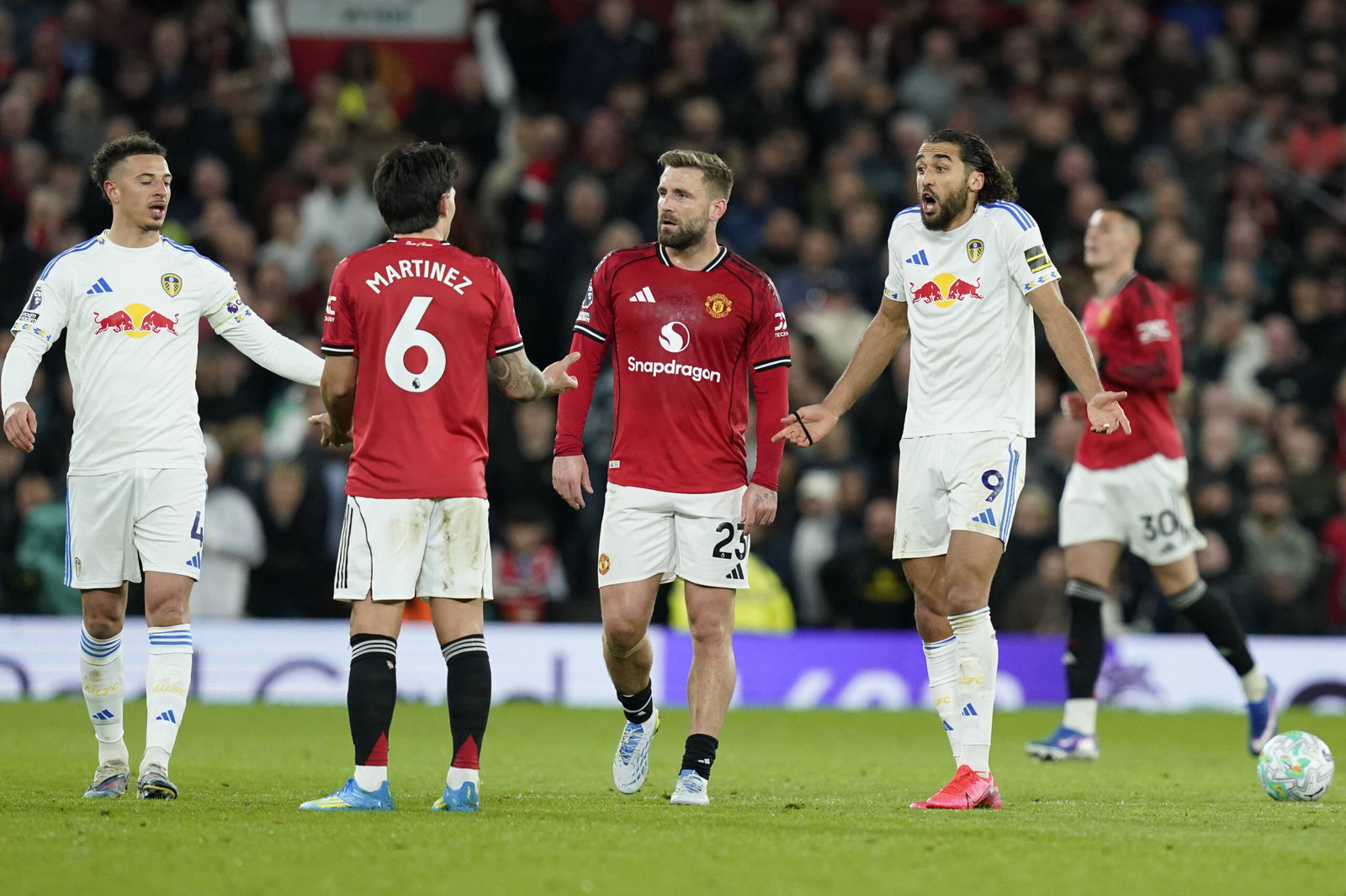 Man Utd legend takes brutal swipe at Leeds in blast that will reopen ...