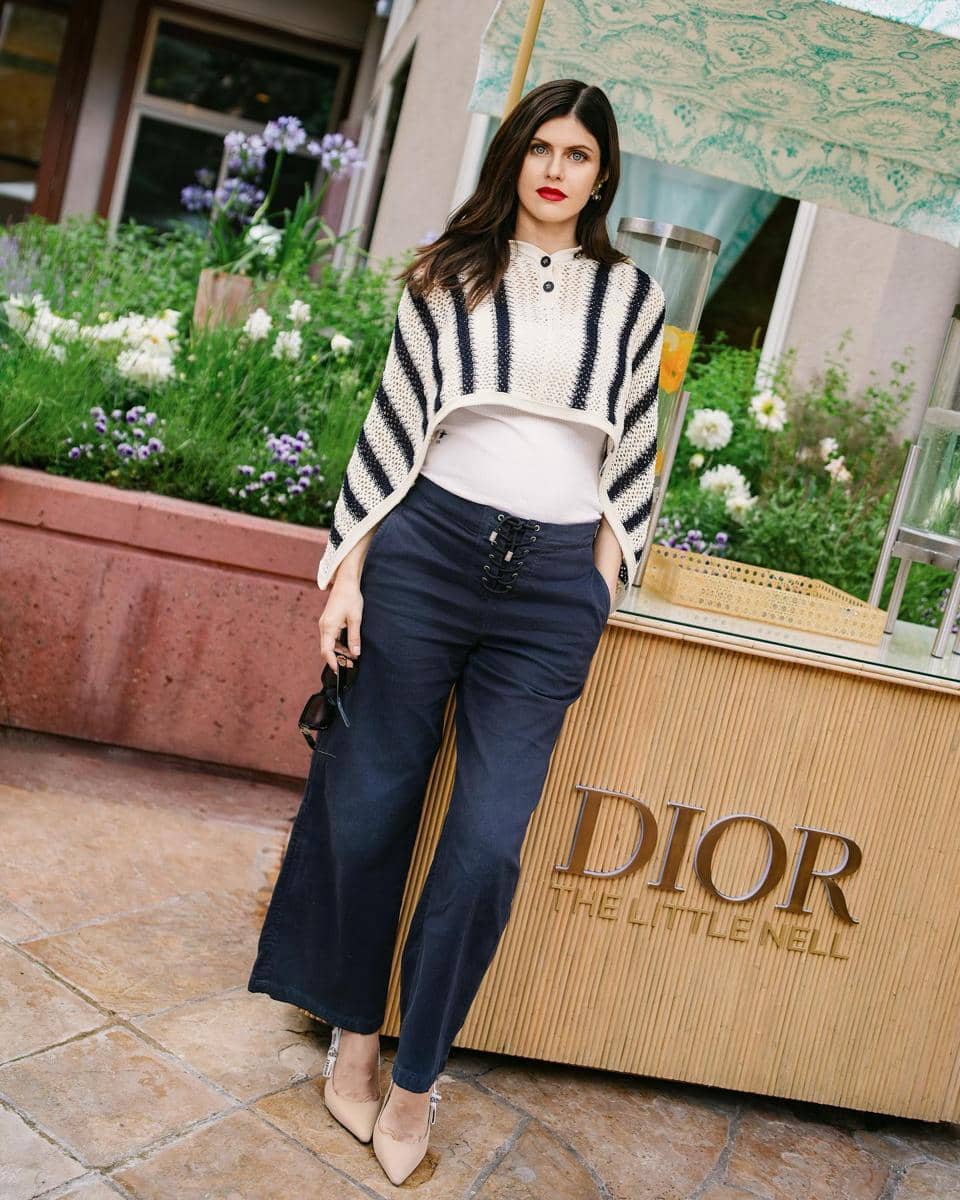 Intip gaya rambut Alexandra Daddario yang elegan untuk berbagai acara