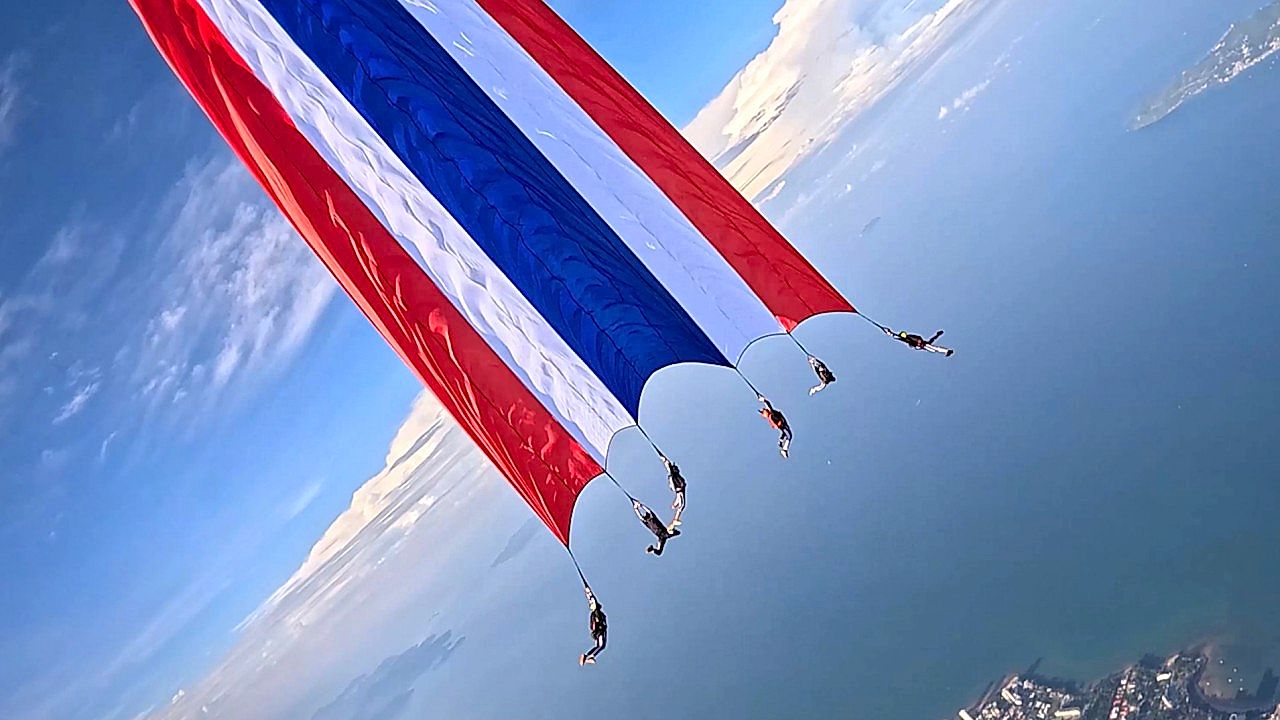 Weltgrößte Flagge im freien Fall: Fallschirmspringer brechen Rekord