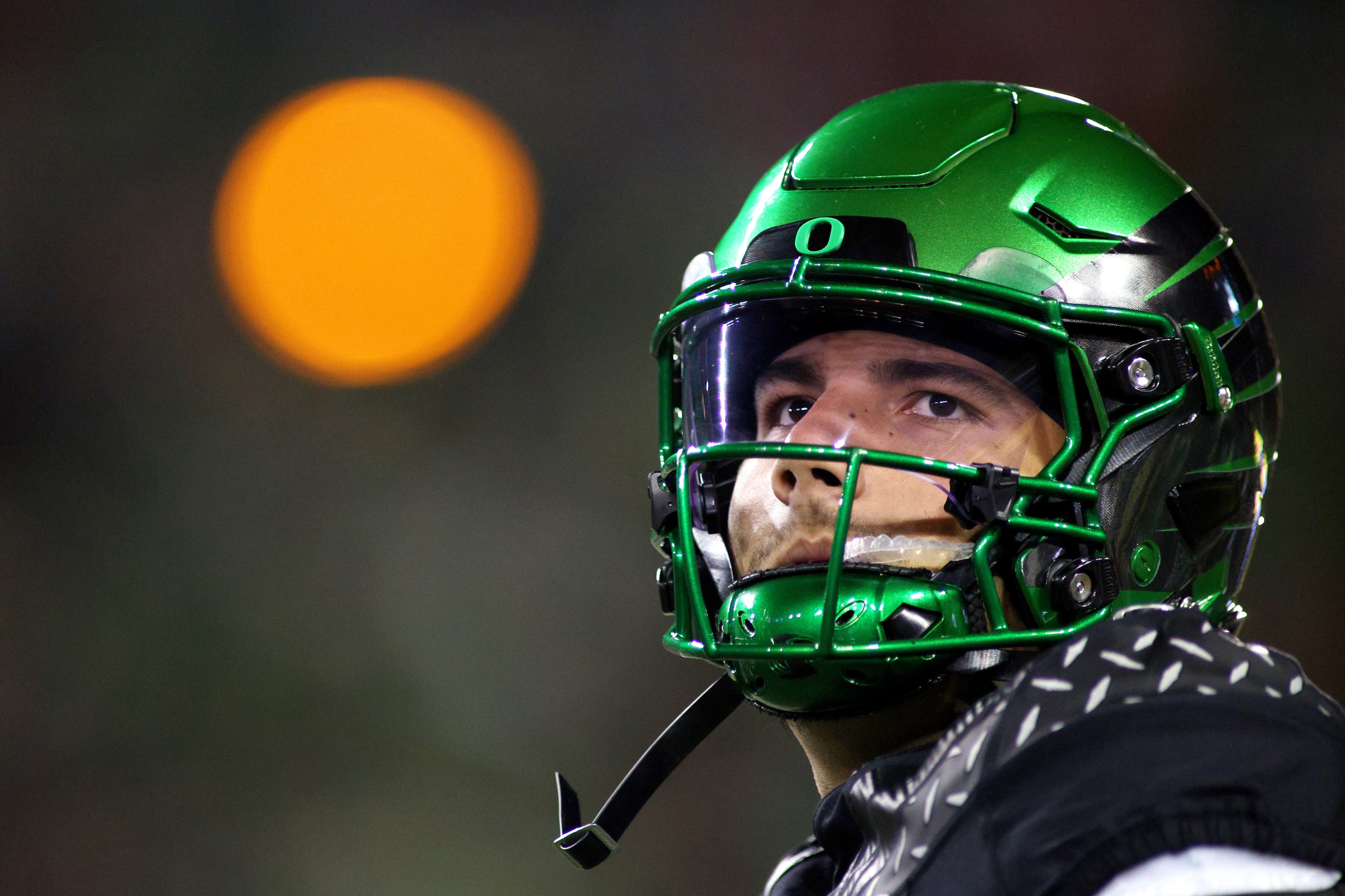 Raiola’s 4-yard touchdown pass with 28 seconds left gives Oregon a 17 ...
