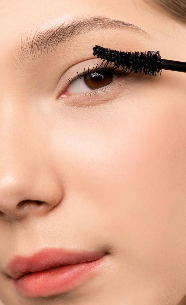 Kesalahan memakai maskara yang membuat hasilnya clumpy
