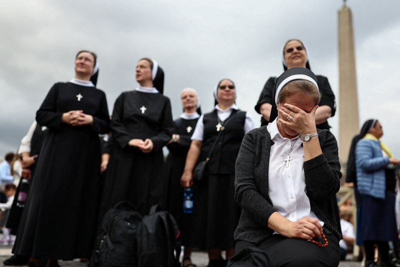 Faithful wait in St. Peter's Square before Pope Leo leads the Angelus prayer from a window of the Apostolic Palace, following his discharge from hospital after surgery for lung cancer, at the Vatican, October 18, 2026. REUTERS/Matteo Minnella   TPX IMAGES OF THE DAY