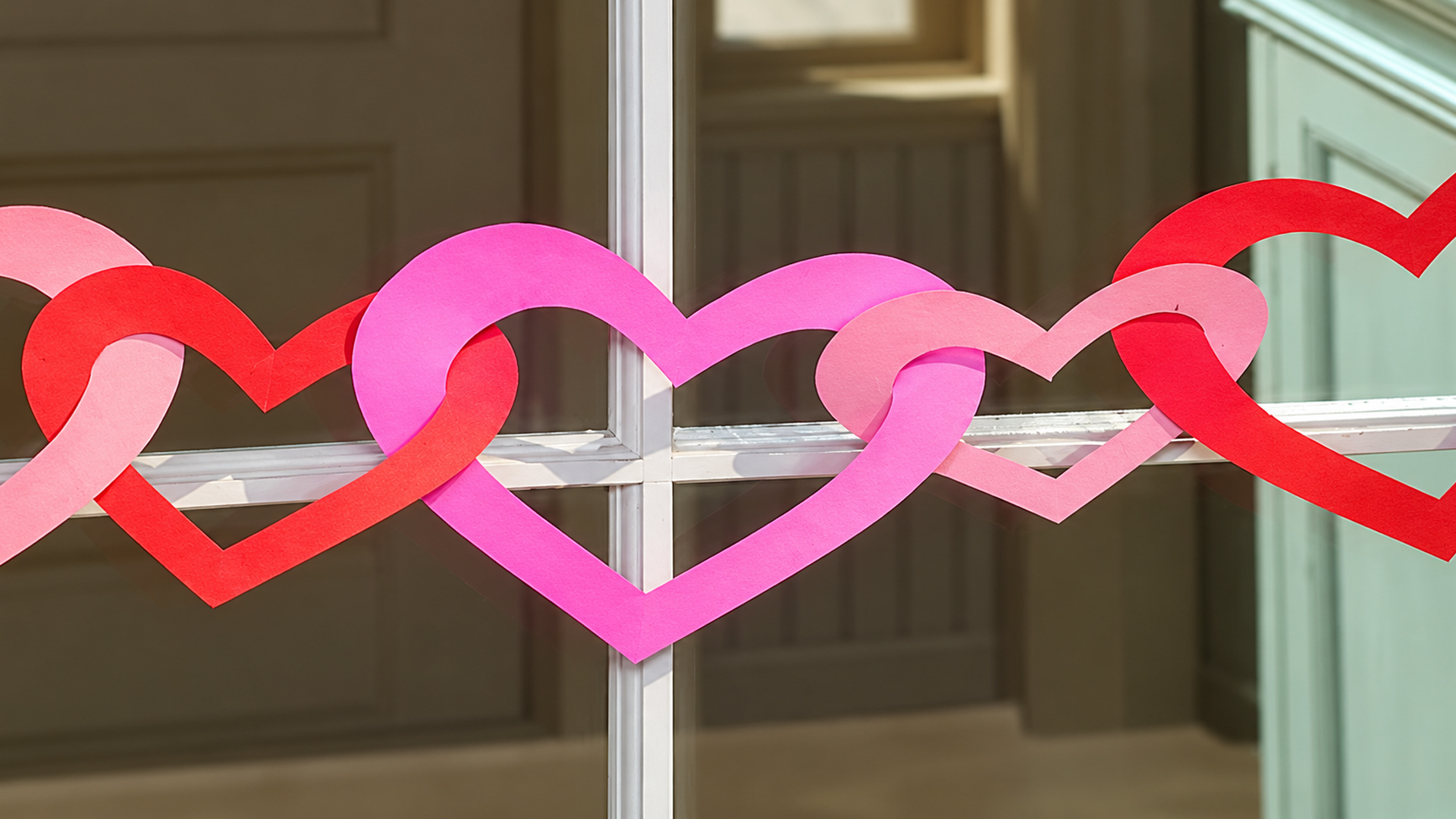 DIY Valentine day decor: Easy linked paper heart garland tutorial
