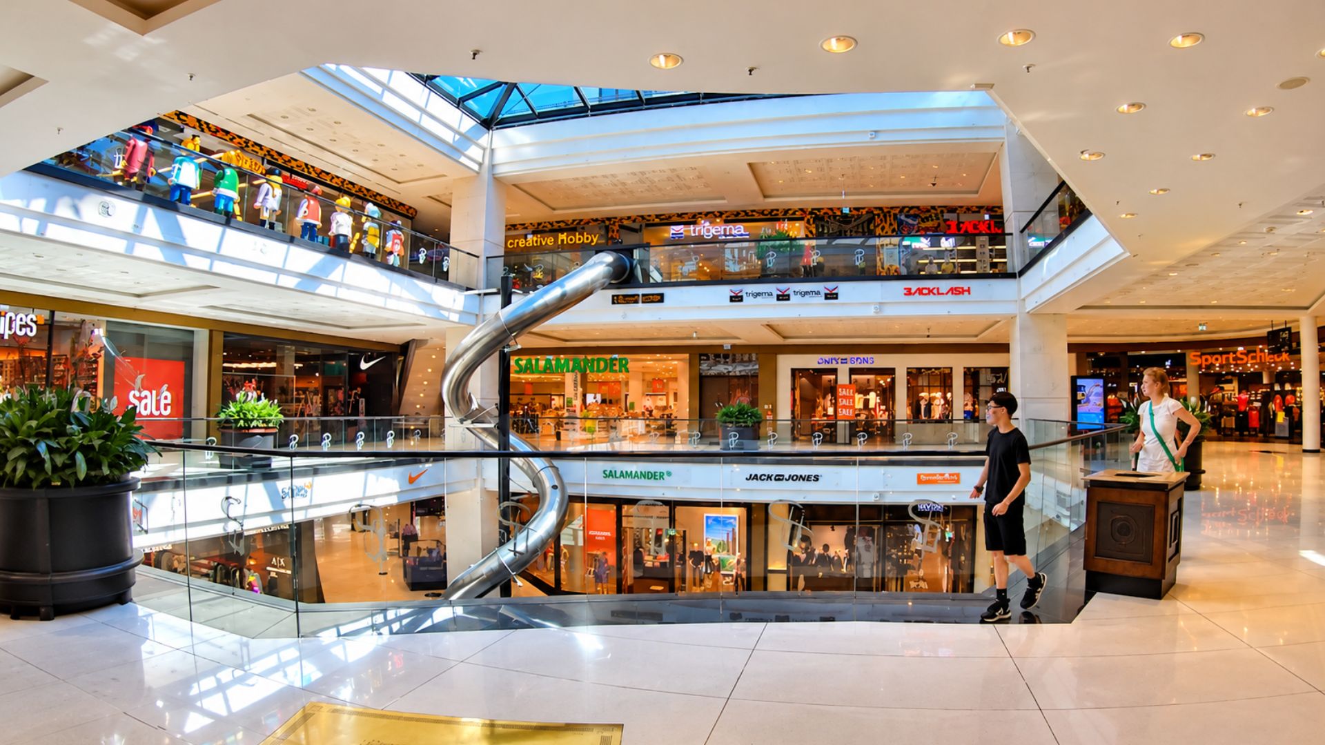 A giant indoor slide inside Berlin's multi-level shopping mall (4K)