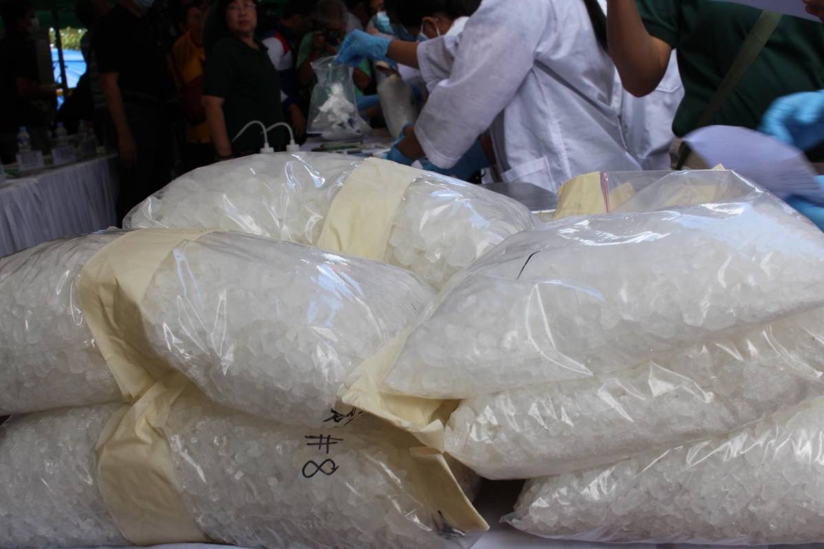Vigilant rider turns over shabu package to policemen