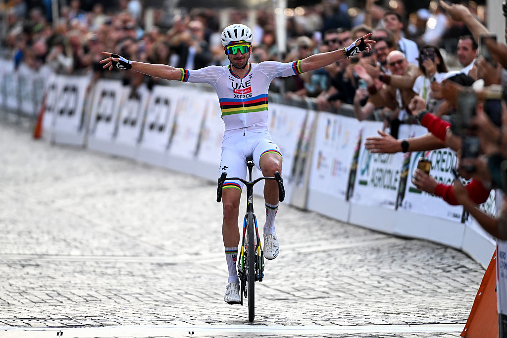 McNulty wint in zijn regenboogtrui en sluit het seizoen in stijl af