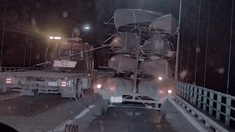 Wind gust tips over canoe trailer on Mackinac Bridge; troopers say no ...
