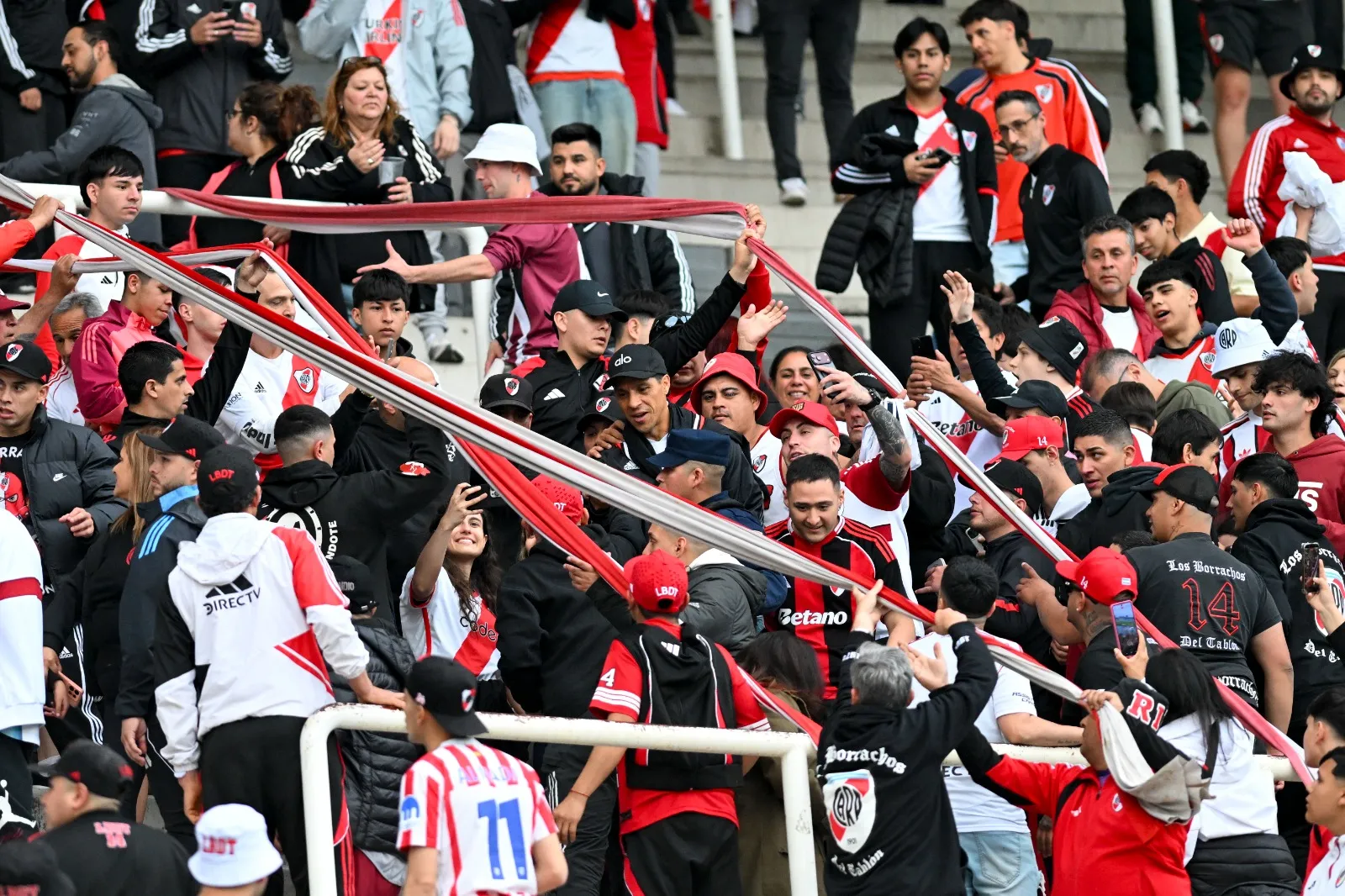 Un hincha más: Enzo Pérez está en la popular de River en el Kempes para ...