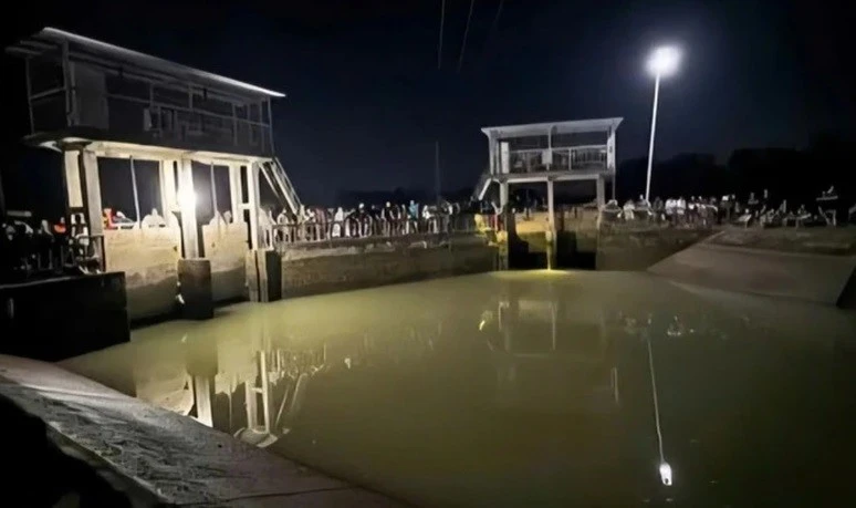 Nhảy xuống kênh cứu con, cả 2 mẹ con đuối nước