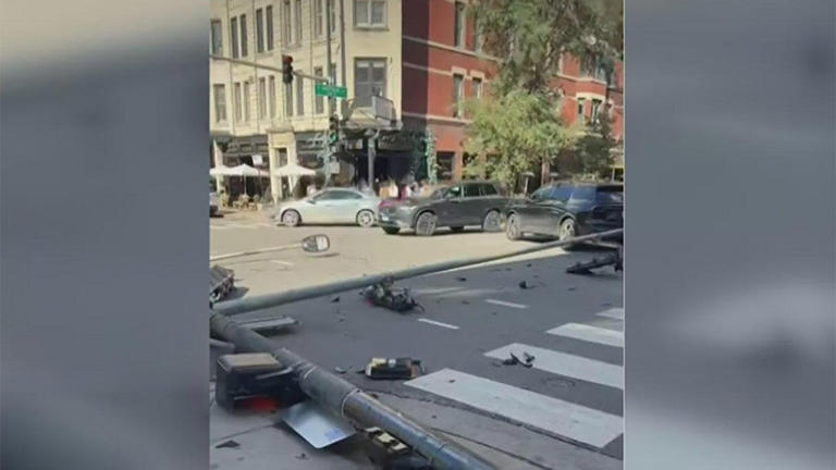 Light pole crashes to ground, nearly hits SUV in Chicago's Lincoln Park ...