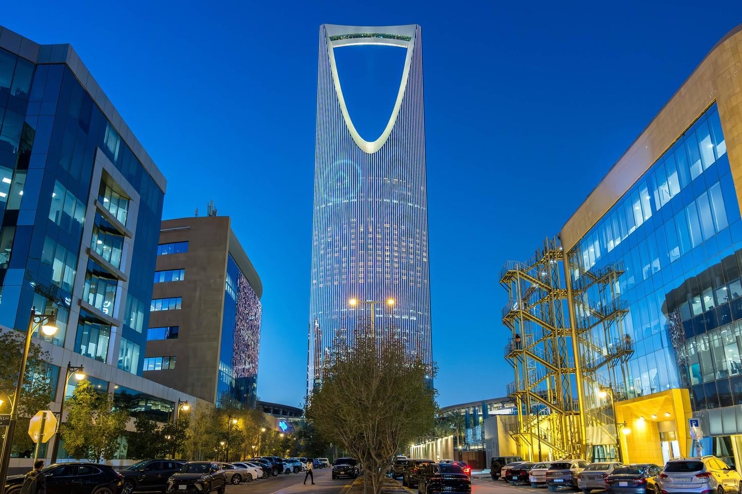 Riyad'ın 99 katlı simge gökdeleni çalışanlarını eve gönderdi