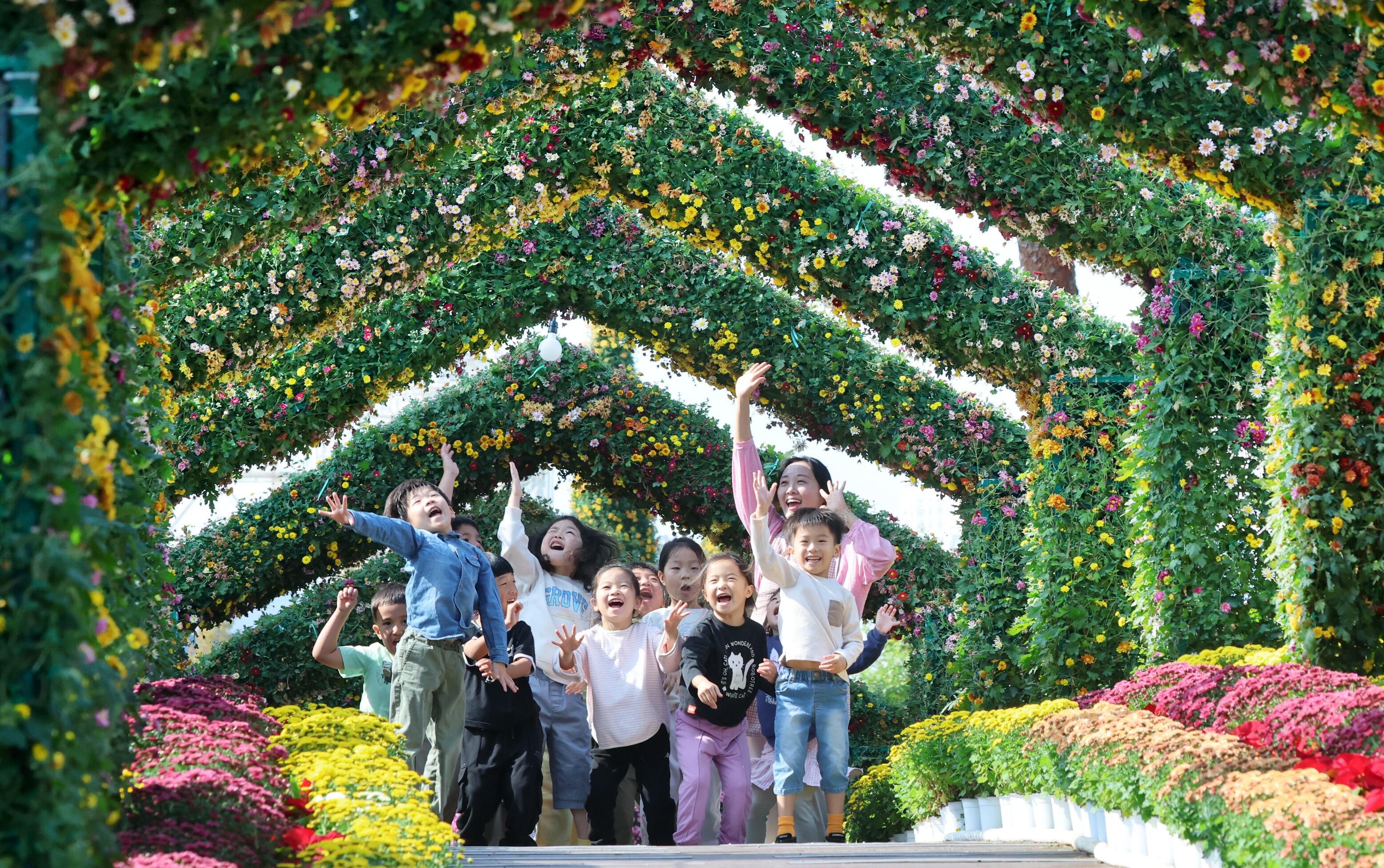 Autumn blossoms bring joy to visitors at flower festivals