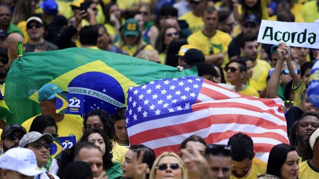 Apoiadores de Flávio Bolsonaro exibem bandeira dos Estados Unidos em manifestação na Avenida Paulista