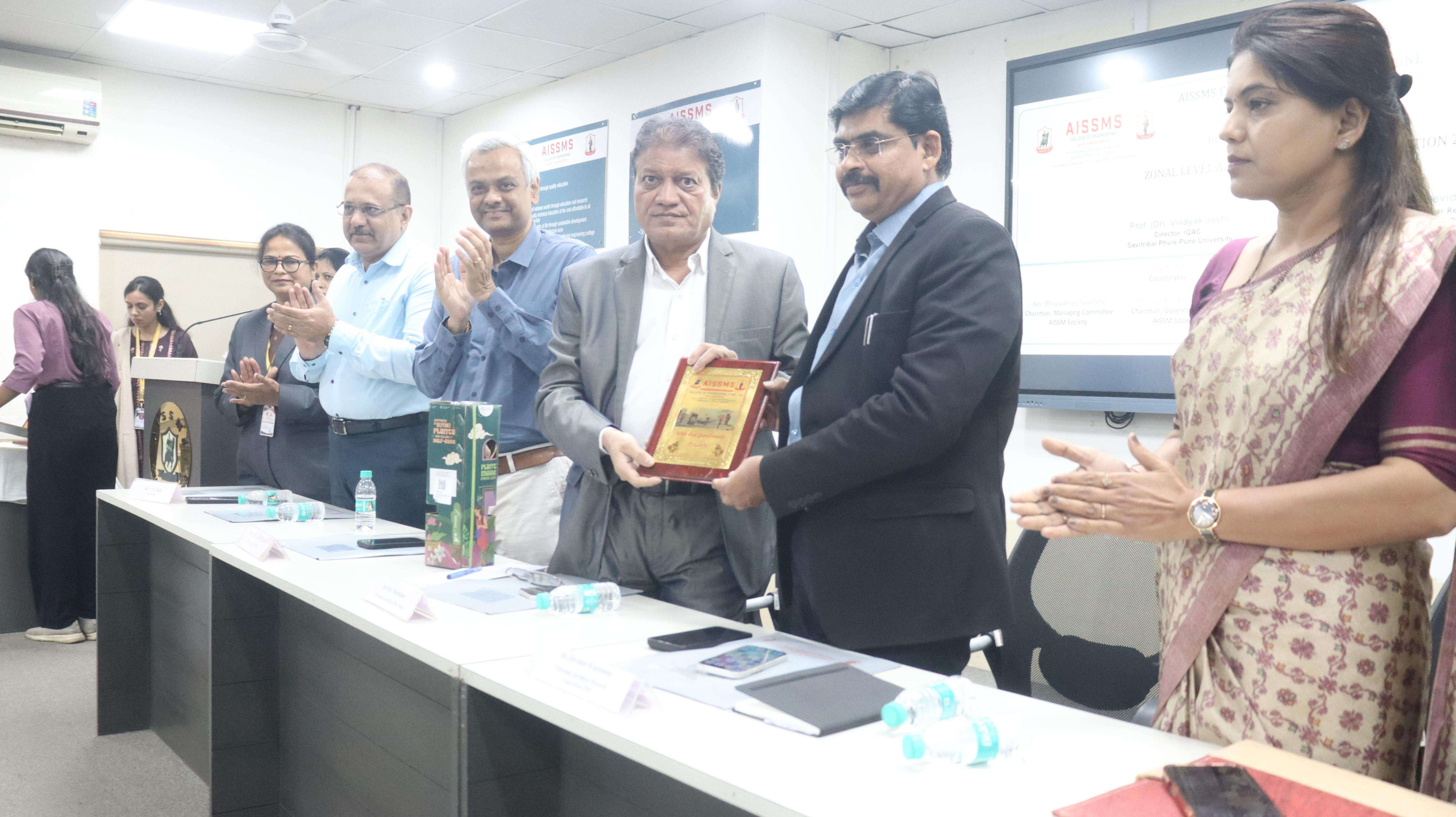 274 students present 137 research projects at Avishkar competition