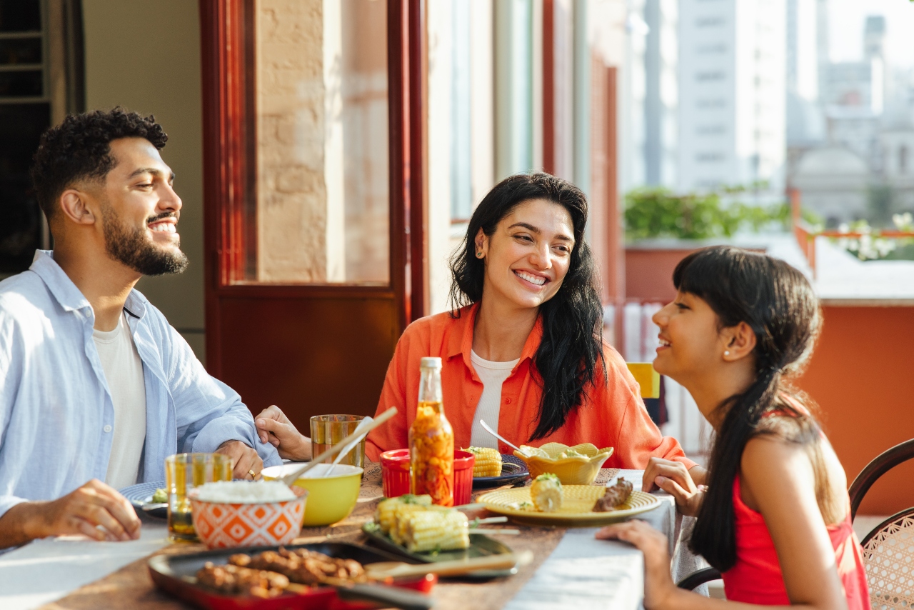 5 'old-fashioned' dinner-table rules that could make family mealtimes ...