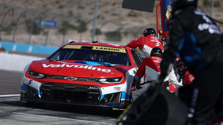 Kyle Larson heads to garage after Phoenix crash, done for the day