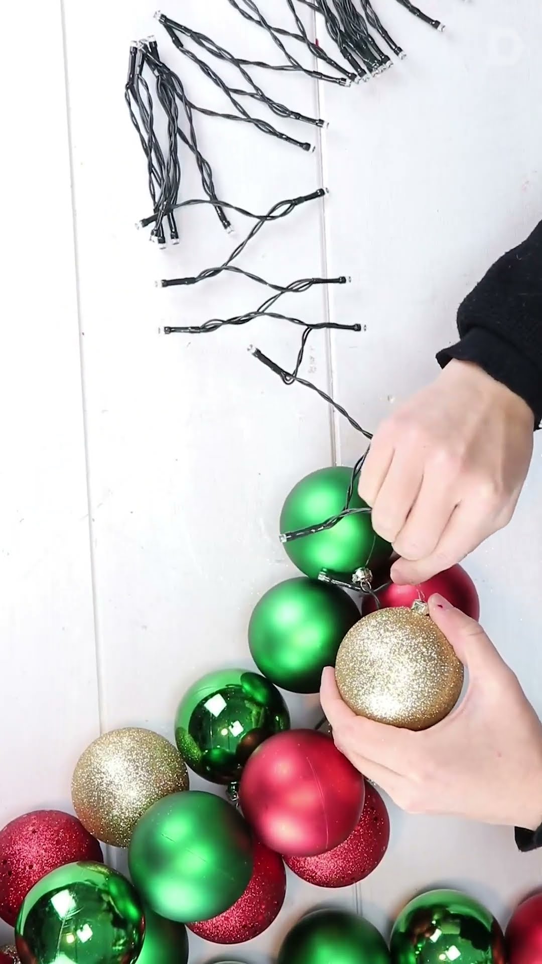 Lay Christmas lights across your kitchen table! (This is brilliant!) 🎄 ...