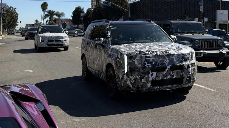 We spied the facelifted Santa Fe that will be Hyundai's first range ...