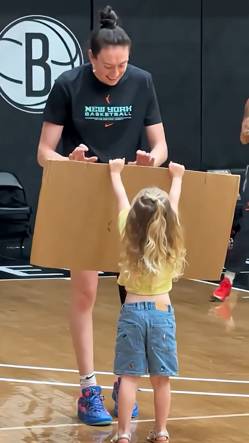 Breanna Stewart’s kids surprise her with the sweetest All-Star sign