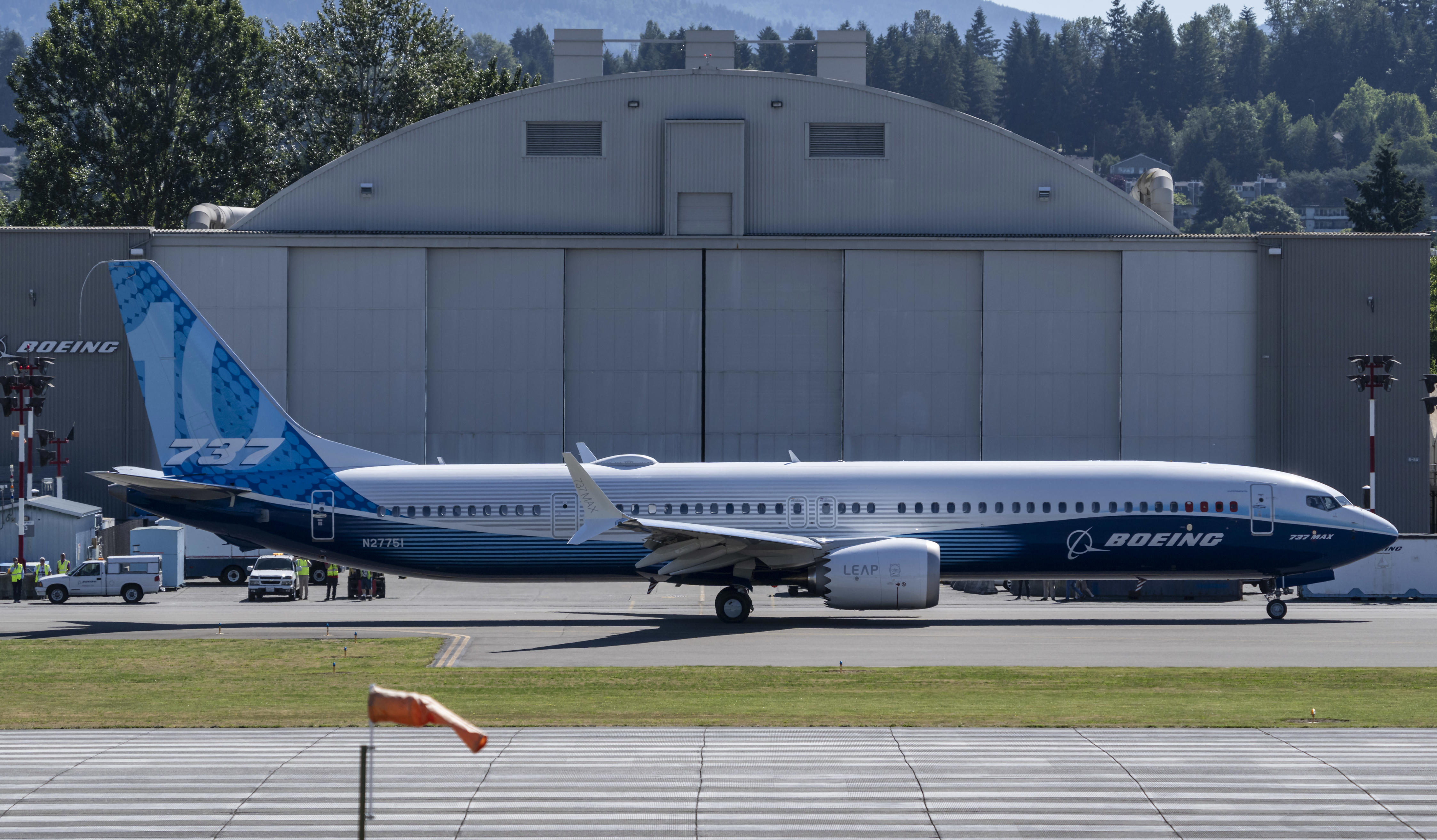 Boeing 737 MAX 10 to be certified despite software glitch, airlines may ...
