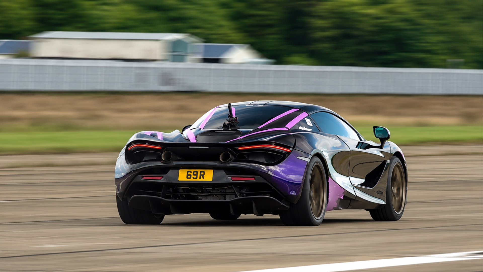 1100 HP McLaren 720S blasts through a half-mile speed run