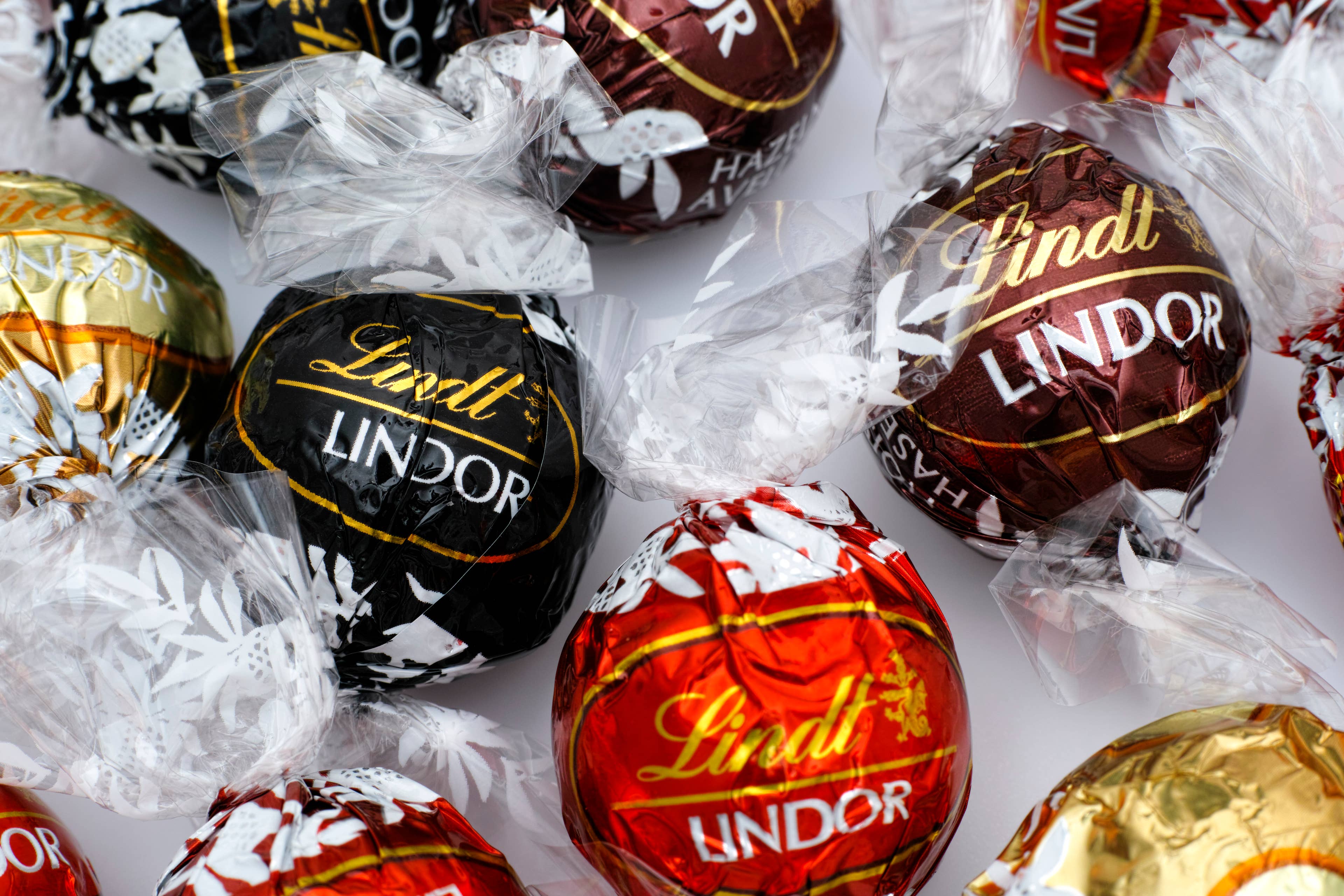 Lindt Launches Limited Edition Shortbread Lindor Truffle for Fall—Here ...