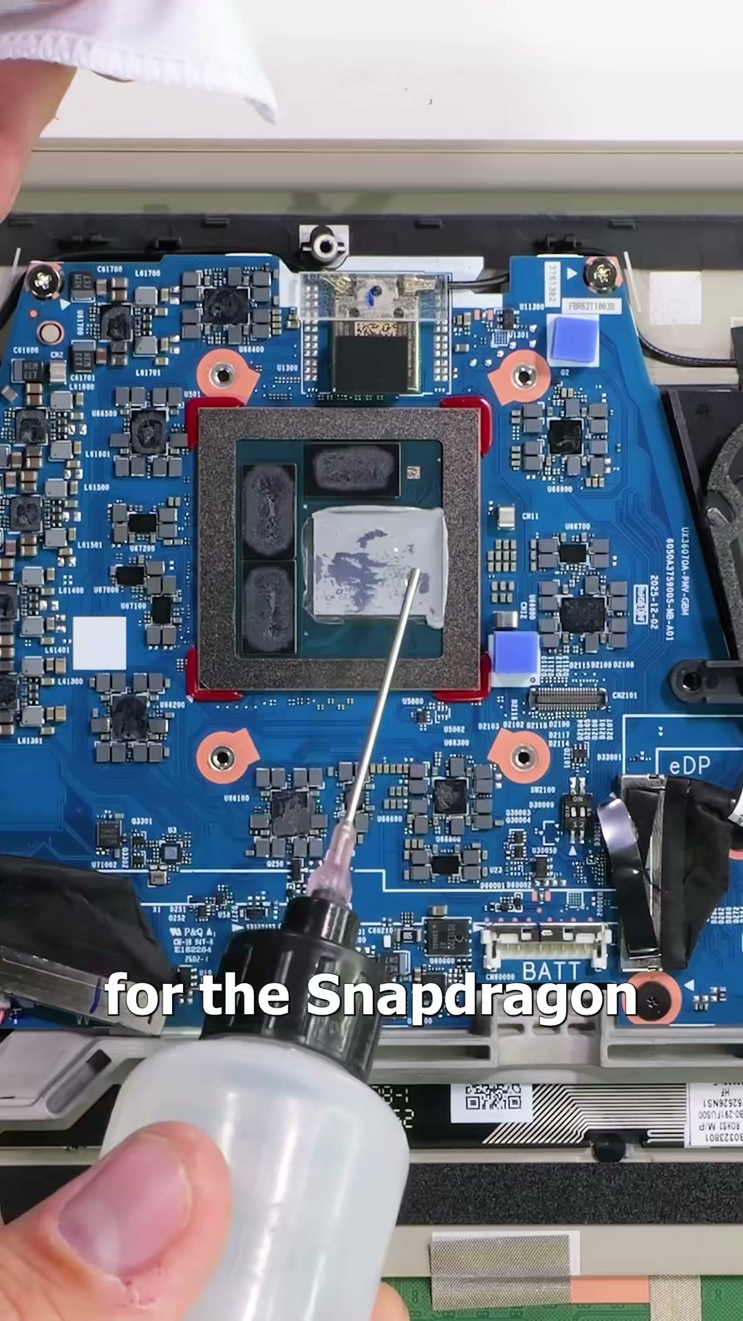 Snapdragon X2 Elite runs 3 5K monitors 😲